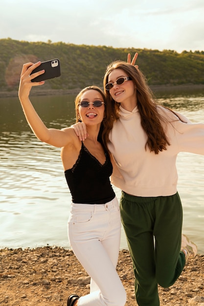 Foto gratuita mujeres tomando selfie vista frontal