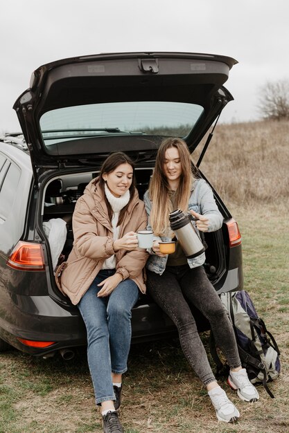 Mujeres tomando el té en un viaje por carretera