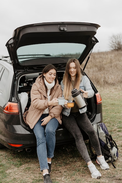 Mujeres tomando el té en un viaje por carretera