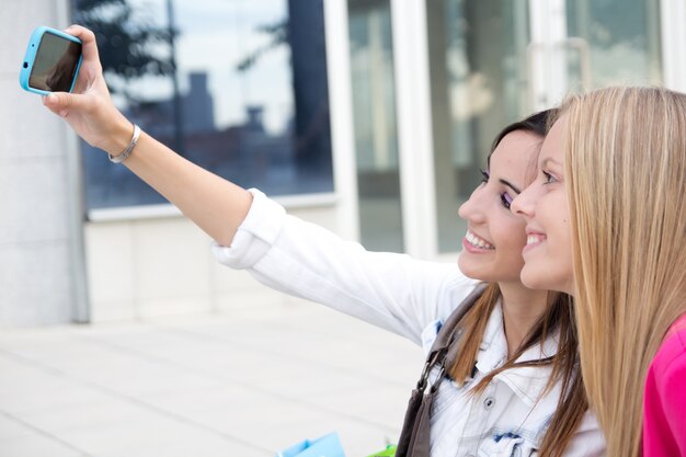 Mujeres tomándose una autofoto