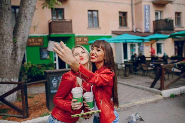 Mujeres tomandose un selfie