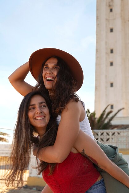 Mujeres de tomas medias posando con un faro