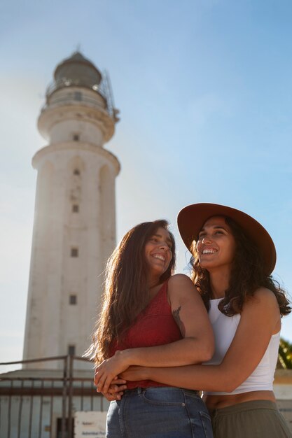 Mujeres de tomas medias posando con un faro