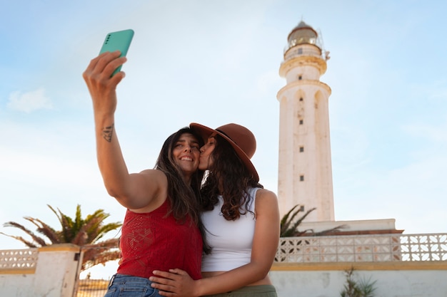 Mujeres de tomas medias posando con un faro