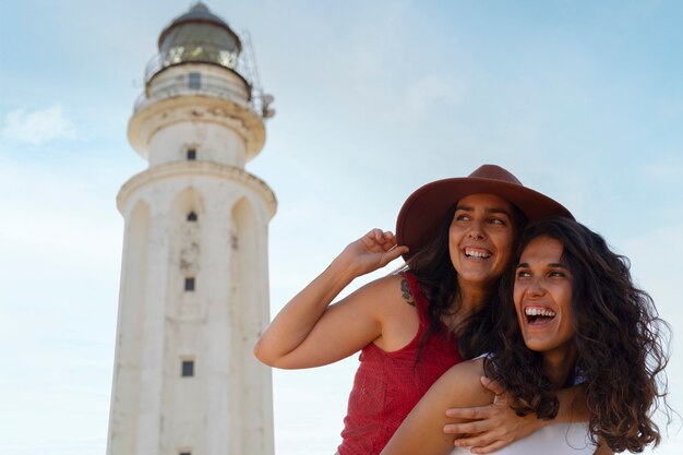 Mujeres de tomas medias posando con un faro