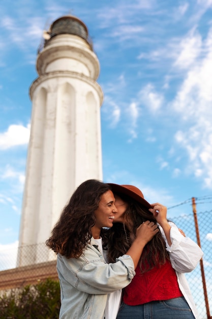 Foto gratuita mujeres de tomas medias posando con un faro