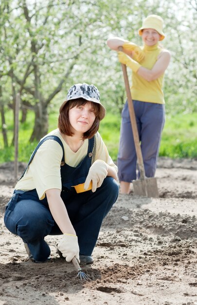 las mujeres trabajan en el jardín en primavera