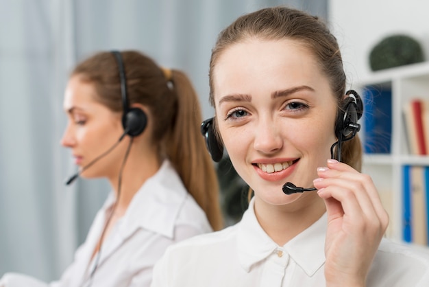 Mujeres trabajando en call center