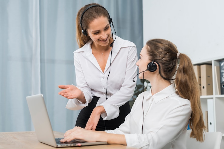 Foto gratuito mujeres trabajando en call center