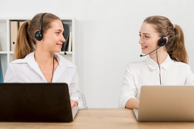 Mujeres trabajando en call center