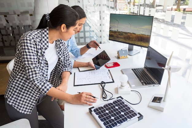 Foto gratuita mujeres trabajando duro por una innovación