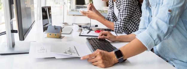 Mujeres trabajando duro por una innovación