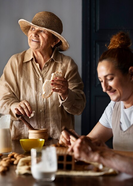 Mujeres trabajando juntas en el campo