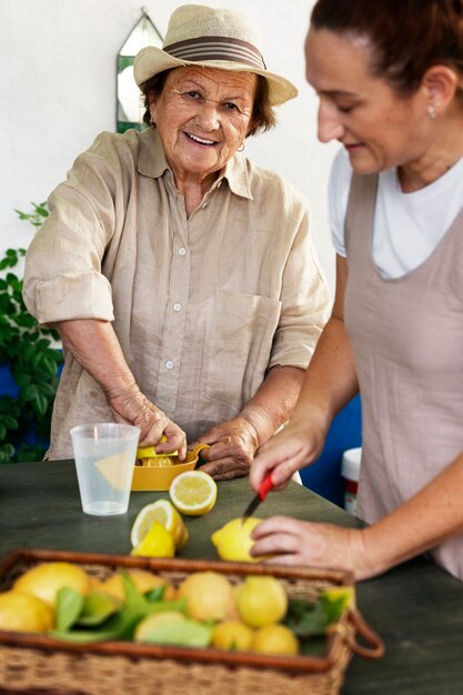 Mujeres trabajando juntas en el campo