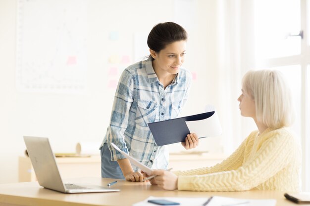 Mujeres trabajando juntas en la oficina