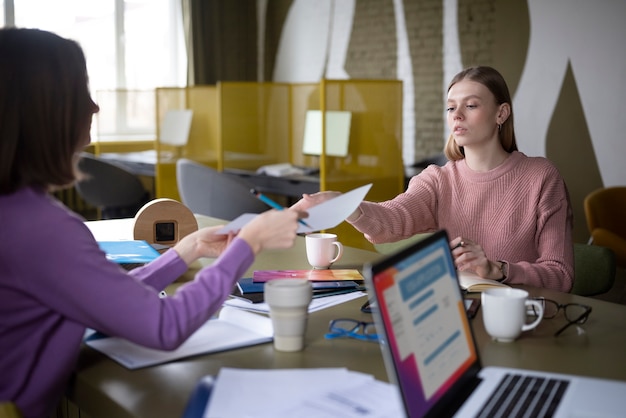 Foto gratuita mujeres trabajando juntas en la oficina