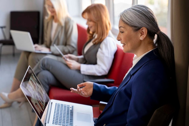 Mujeres trabajando juntas plano medio