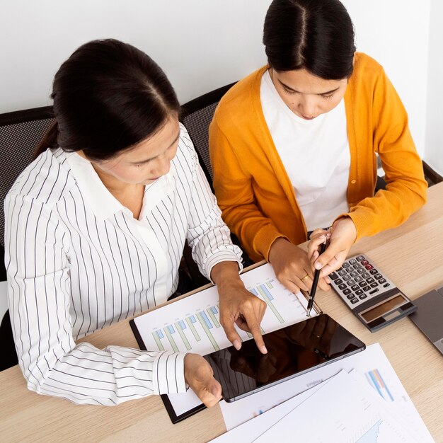 Mujeres trabajando juntas en un proyecto innovador en el trabajo