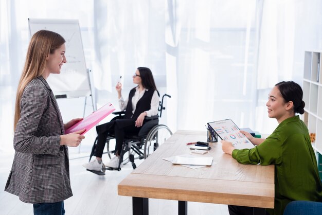 Mujeres trabajando juntas en el proyecto