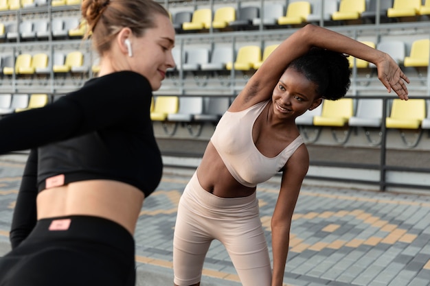 Foto gratuita mujeres trabajando juntos al aire libre