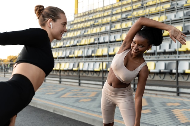 Foto gratuita mujeres trabajando juntos al aire libre