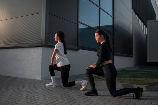 Foto gratuita mujeres trabajando juntos al aire libre