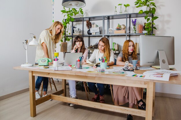 Mujeres, trabajando, oficina, juntos