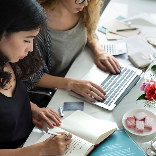 Mujeres trabajando en pequeñas empresas