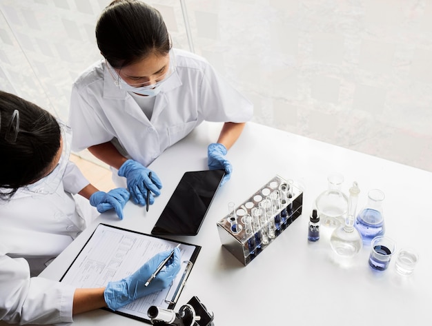 Mujeres trabajando en un proyecto químico para un nuevo descubrimiento