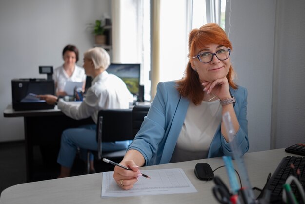 Mujeres en el trabajo en la oficina usando impresora