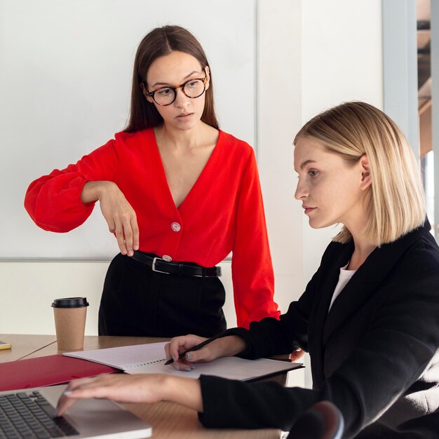 Mujeres en el trabajo que utilizan el lenguaje de señas para comunicarse