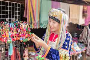 Foto gratuita mujeres tribu de la colina que venden productos a los turistas