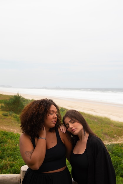 Foto gratuita mujeres tristes cerca del mar