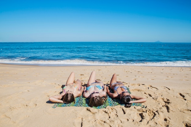 Foto gratuita mujeres tumbadas en la playa