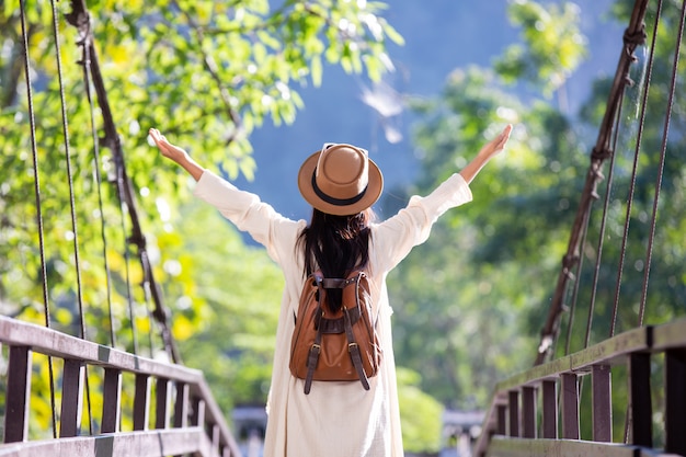 Mujeres turistas abren sus brazos y sostienen sus alas.