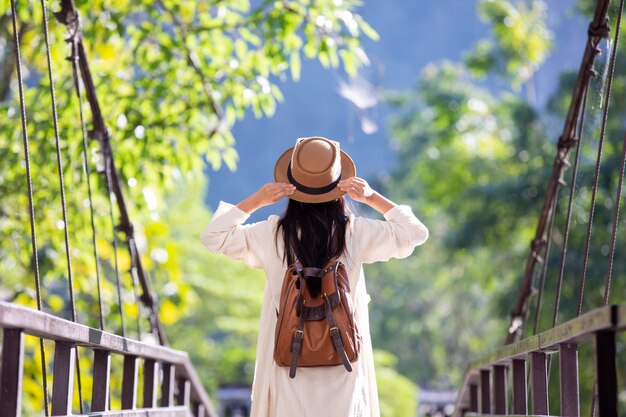 Mujeres turistas abren sus brazos y sostienen sus alas.