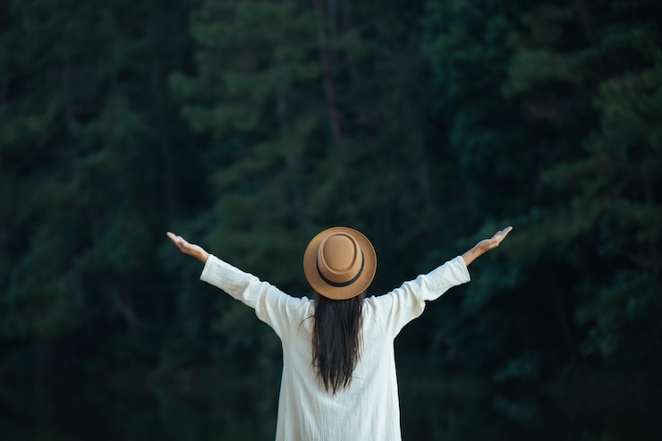 Foto gratuito mujeres turistas abren sus brazos y sostienen sus alas.