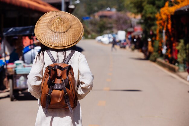 Mujeres turistas abren sus brazos y sostienen sus alas.