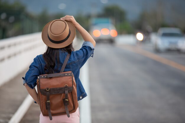 Mujeres turistas abren sus brazos.