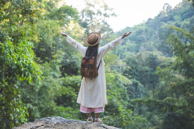 Las mujeres turistas extendieron sus brazos y sostuvieron sus alas, sonriendo alegremente.