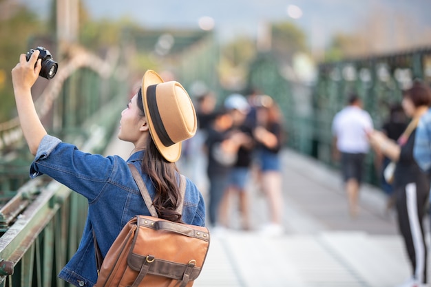 Foto gratuita mujeres turistas que están tomando fotos del ambiente.