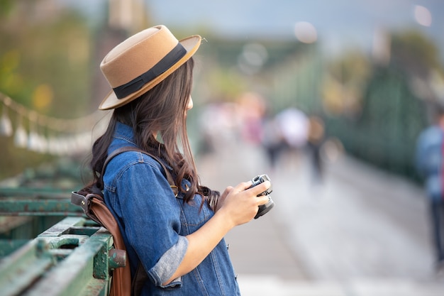 Mujeres turistas que están tomando fotos del ambiente.