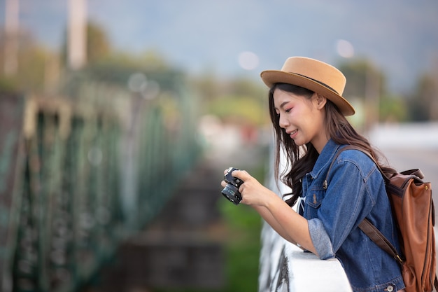 Mujeres turistas que están tomando fotos del ambiente.