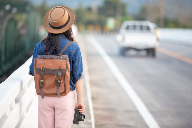 Mujeres turistas que están tomando fotos del ambiente.