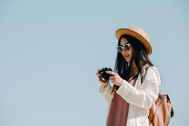 Mujeres turistas que están tomando fotos del ambiente.