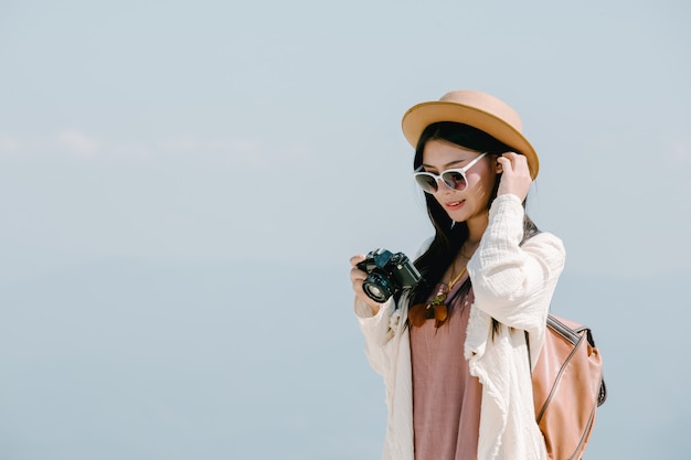 Mujeres turistas que están tomando fotos del ambiente.