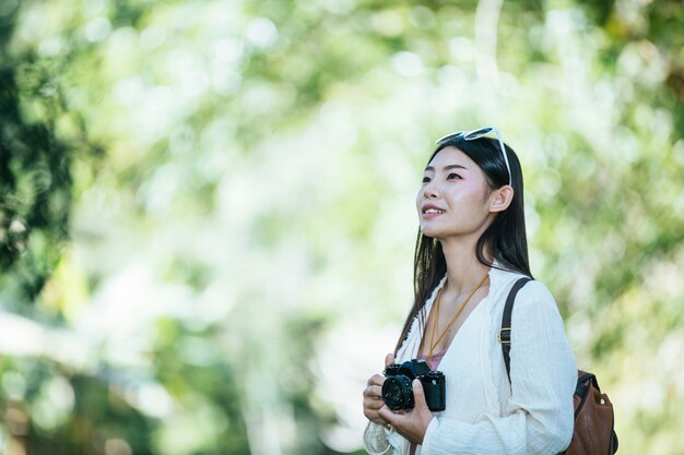 Mujeres turistas que están tomando fotos del ambiente.