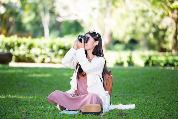 Mujeres turistas que están tomando fotos del ambiente.