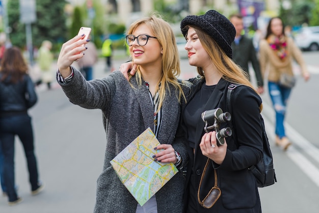 Mujeres turistas tomando selfie juntos