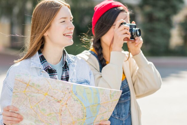 Foto gratuita mujeres turísticas tomando fotos